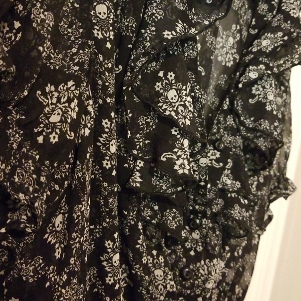 Black blouse with sculls